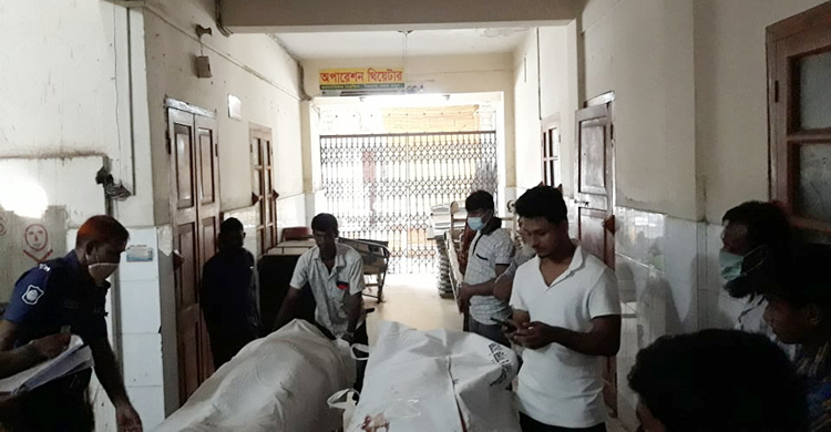 এক মোটরসাইকেলে তিনজন, প্রাণ গেল দু’জনের