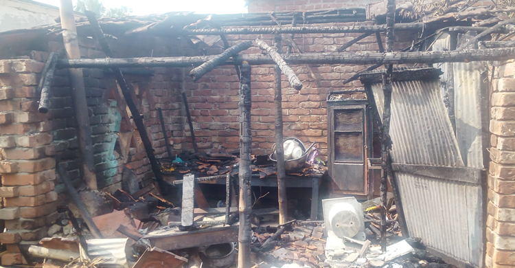 কাউন্সিলর প্রার্থীর পক্ষে কাজ করায় বাড়িতে আগুন দেয়ার অভিযোগ