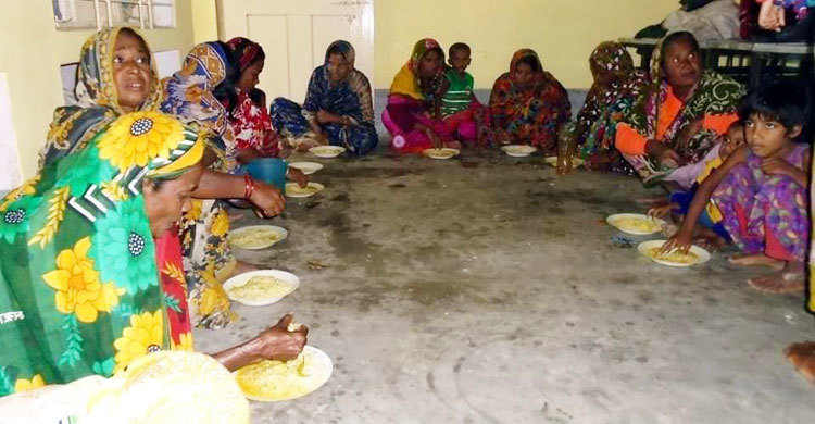 ঘরছাড়া দেড় লাখ মানুষ, রাতের খাবার খিচুড়ি