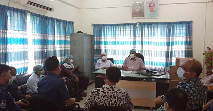 সাতক্ষীরা মেডিকেলে তত্ত্বাবধায়কের কার্যালয়ে ইন্টার্নদের হামলা