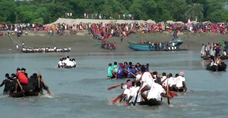 বাংলাদেশ-ভারত সীমান্তে তিন নদীর মোহনায় নৌকাবাইচ