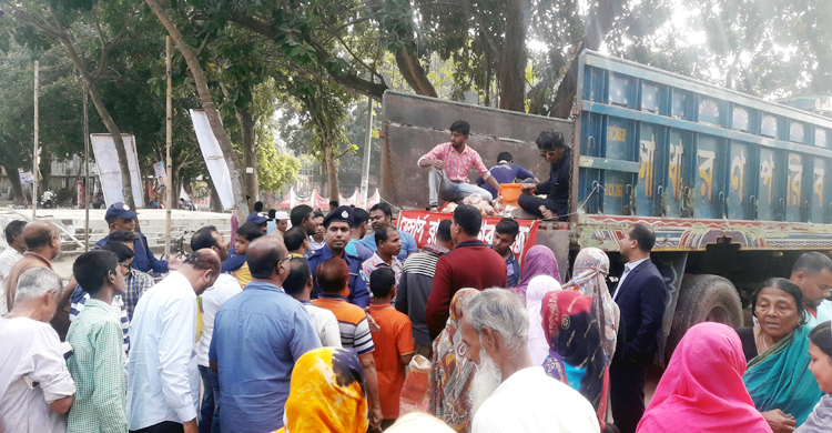 ৪৫ টাকা কেজি পেঁয়াজের জন্য লাইনে মধ্যবিত্তরাও