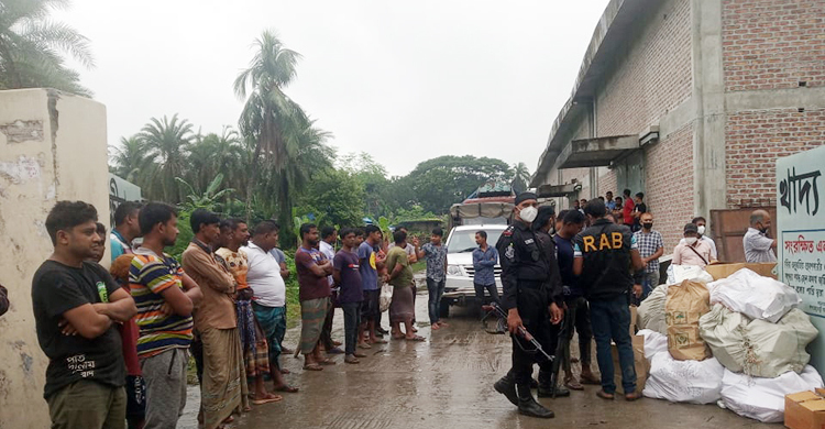 চকবাজার থেকে নকল প্রসাধনী নিয়ে সাতক্ষীরায় গোডাউনে মজুত