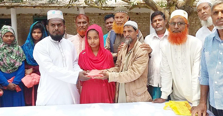 মাদরাসার শিক্ষার্থীদের নতুন পোশাক কিনে দিলেন ভিক্ষুক