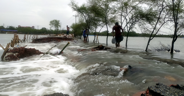 পানিতে ভেসে গেল ২০ কোটি টাকার সড়ক