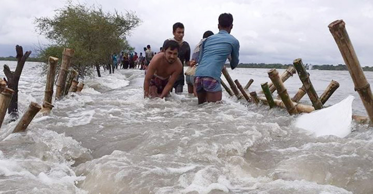 সাতক্ষীরা উপকূলে বাঁধ ভেঙে অর্ধশত গ্রাম প্লাবিত