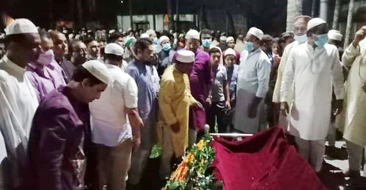 মায়ের কবরের পাশে চিরশায়িত মাহমুদ সাজ্জাদ