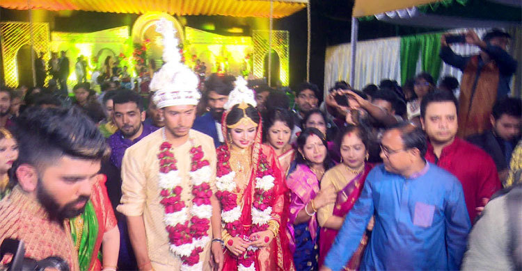 পূজার সঙ্গে গাঁটছড়া বাঁধলেন সৌম্য