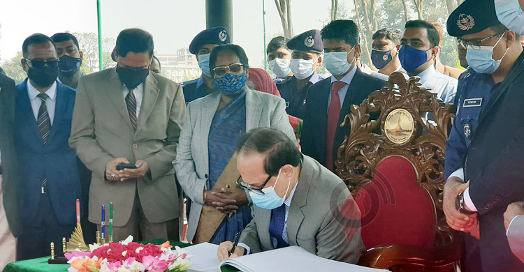 স্মৃতিসৌধে শ্রদ্ধা জানালেন সিইসি