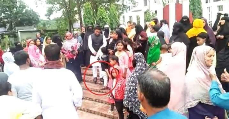 মনোনয়ন পেয়ে জুতা পায়ে শহীদ মিনারে মেম্বার প্রার্থীর ফটোসেশন