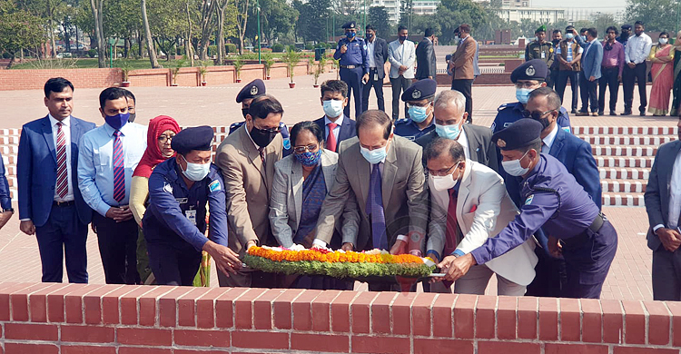 স্মৃতিসৌধে শ্রদ্ধা জানালেন সিইসি
