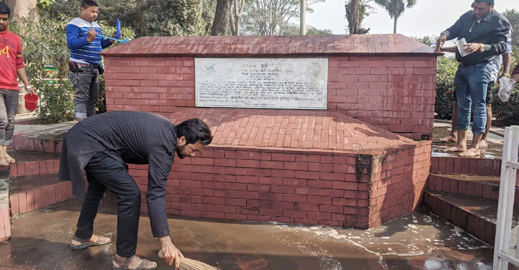 মুক্তিযোদ্ধার সমাধিস্থল ধুয়ে মুছে পরিষ্কার করলেন সাংবাদিকরা
