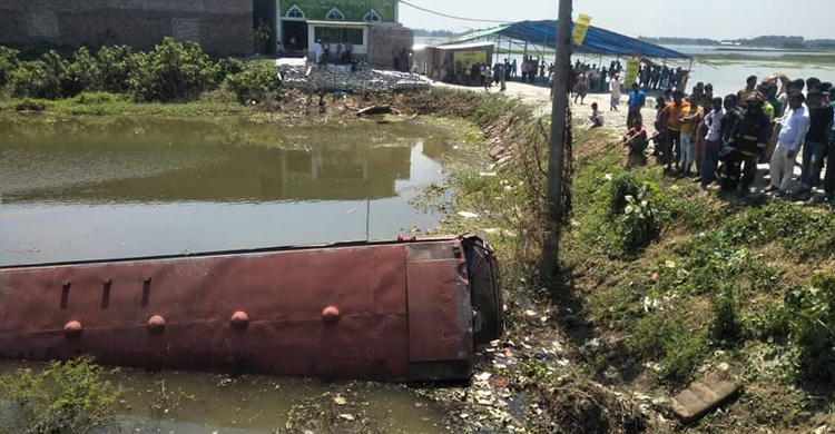 ১৫ যাত্রী নিয়ে বাস খাদে