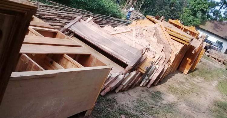 শায়েস্তাগঞ্জে অবৈধ ফার্নিচারসহ ট্রাক জব্দ