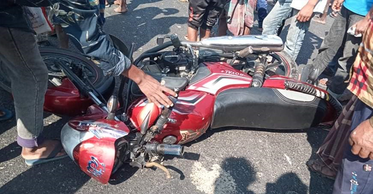 মাইক্রোচাপায় মোটরসাইকেল আরোহীর মৃত্যু, সড়ক অবরোধ