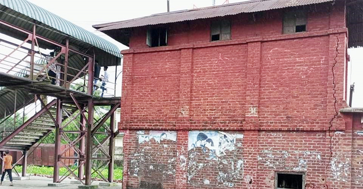 শায়েস্তাগঞ্জে রেলওয়ের সিগন্যাল ঘরে ফাটল, ধসে পড়ার শঙ্কা