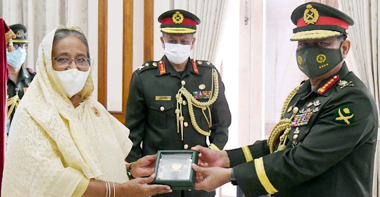সেনাপ্রধানকে ‘সেনাবাহিনী পদক’ দিলেন প্রধানমন্ত্রী