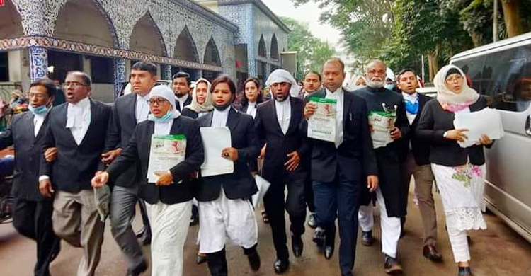 খালেদার বিদেশে চিকিৎসার দাবিতে বিএনপিপন্থি আইনজীবীদের বিক্ষোভ
