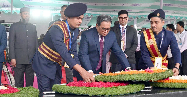 বঙ্গবন্ধুর প্রতিকৃতিতে প্রধান বিচারপতির শ্রদ্ধা