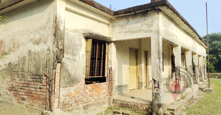 আতঙ্ক নিয়েই পাঠদান চলছে ৫৩ বিদ্যালয়ে