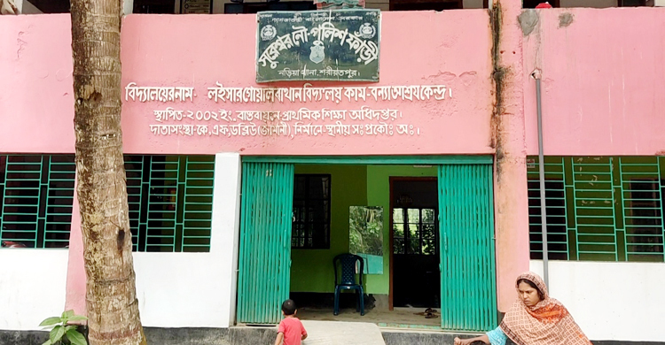 বিদ্যালয় ভবনে নৌ-পুলিশ ফাঁড়ি, পাঠদান ব্যাহত
