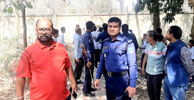 চাকরি না পেয়ে স্কুলের প্রবেশপথে কাঁটাতারের বেড়া