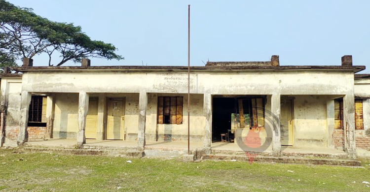 আতঙ্ক নিয়েই পাঠদান চলছে ৫৩ বিদ্যালয়ে