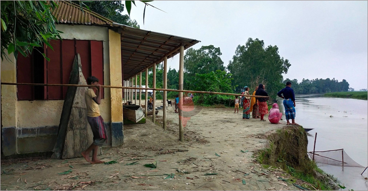 দুধকুমর নদে বেড়েছে পানি, ভাঙনের মুখে ৯ শিক্ষাপ্রতিষ্ঠান