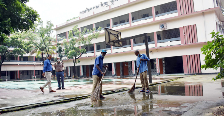 নারায়ণগঞ্জের শিক্ষাপ্রতিষ্ঠানে চলছে শেষ মুহূর্তের ধোয়ামোছা