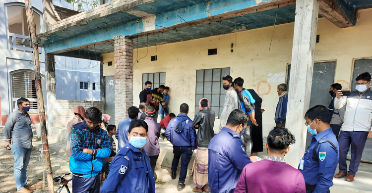 স্কুলের বারান্দায় রক্তাক্ত মরদেহ