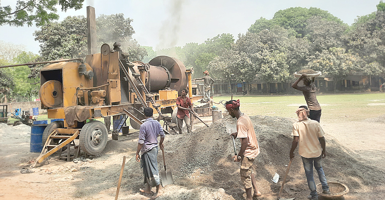 ঠিকাদারের দখলে স্কুলমাঠ, দুর্ভোগে শিক্ষার্থীরা