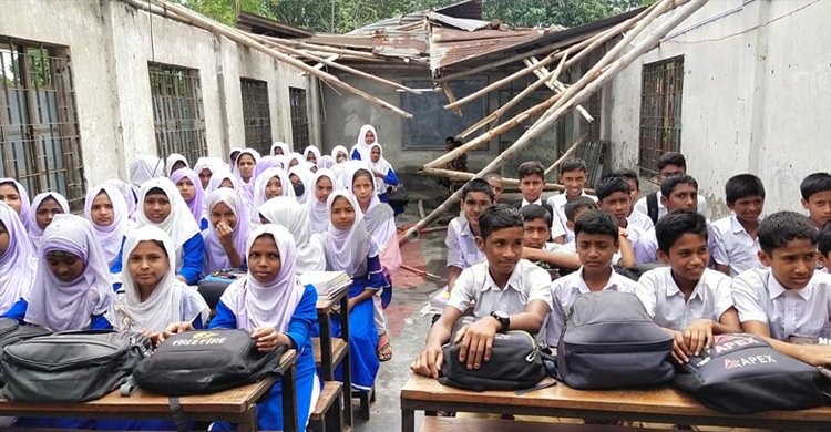 ঝড়ে উড়ে গেছে টিনের ছাউনি, খোলা আকাশের নিচে পাঠদান