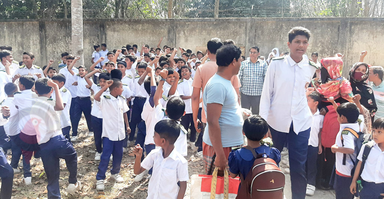 চাকরি না পেয়ে স্কুলের প্রবেশপথে কাঁটাতারের বেড়া
