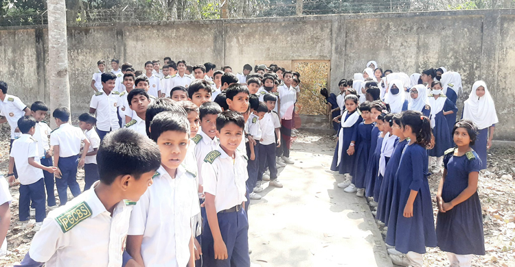 চাকরি না পেয়ে স্কুলের প্রবেশপথে কাঁটাতারের বেড়া