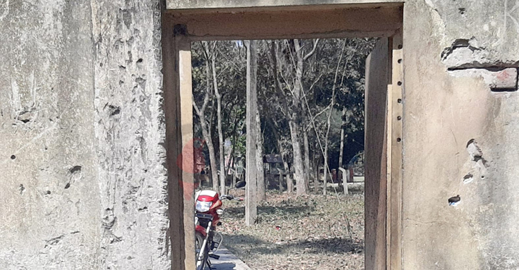 চাকরি না পেয়ে স্কুলের প্রবেশপথে কাঁটাতারের বেড়া