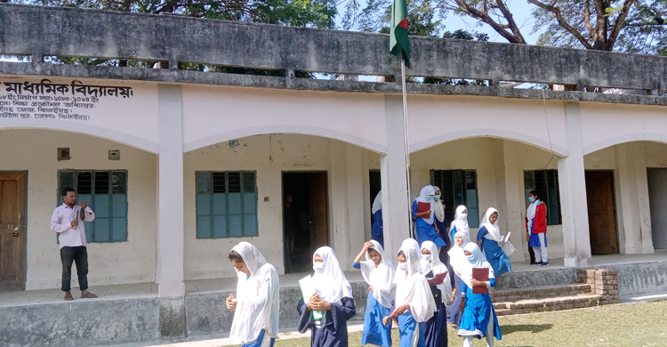 স্কুলে ৪৭ বছর ঘণ্টা বাজিয়েছেন, মঙ্গলবার বাজালেন শেষ ঘণ্টা