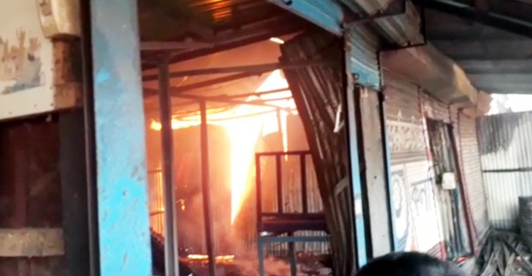 নোয়াখালীতে আগুনে পুড়ে ১৫ লাখ টাকার ক্ষতি