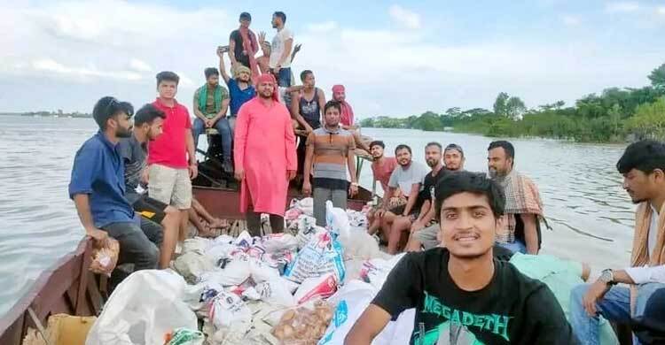 সুনামগঞ্জে বন্যার্তদের ত্রাণ দিলো চবি ছাত্রলীগ