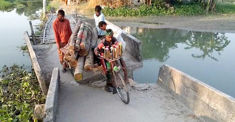 জোড়াতালির সেতুতে ঝুঁকি নিয়ে পারাপার