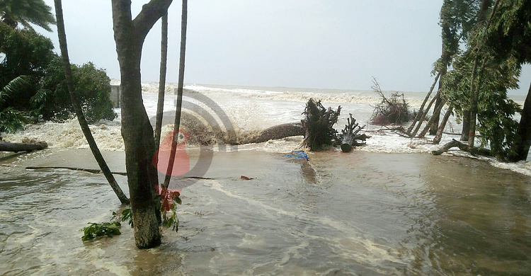 উত্তাল ঢেউয়ে ভাঙনের কবলে কুয়াকাটা সমুদ্র সৈকত