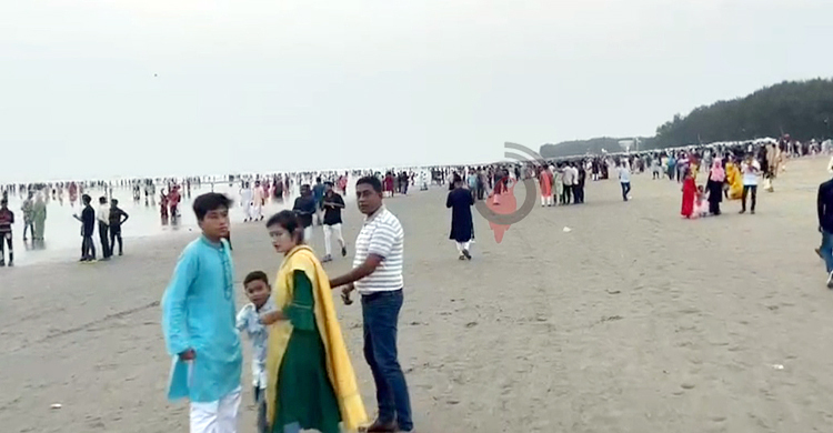 বৃষ্টির পর কক্সবাজার সৈকতে পর্যটকদের ভিড়