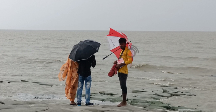 বৈরী আবহাওয়ায় পর্যটক কমেছে কুয়াকাটায়