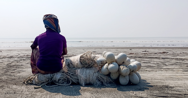 সাগরে জাল ফেলার অপেক্ষায় জেলেরা, চাল না পাওয়ার আক্ষেপ