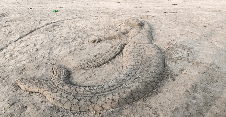 কুয়াকাটা সৈকতে ‘মৎস্যকন্যা’