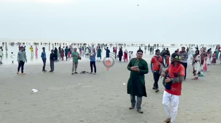 বৃষ্টির পর কক্সবাজার সৈকতে পর্যটকদের ভিড়