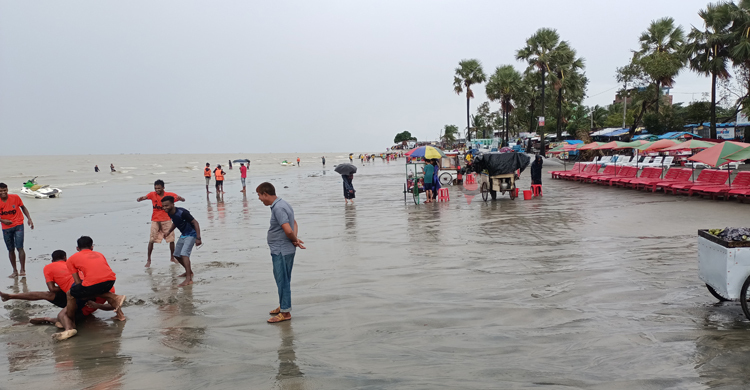 বৈরী আবহাওয়ায় পর্যটক কমেছে কুয়াকাটায়