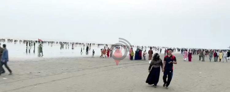 বৃষ্টির পর কক্সবাজার সৈকতে পর্যটকদের ভিড়