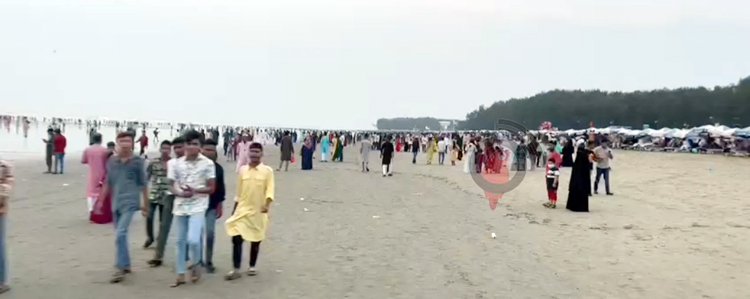 বৃষ্টির পর কক্সবাজার সৈকতে পর্যটকদের ভিড়