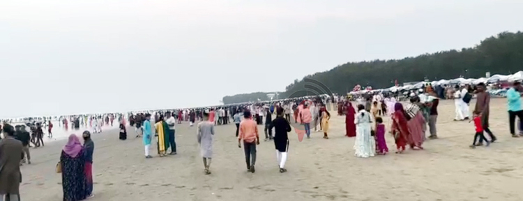 বৃষ্টির পর কক্সবাজার সৈকতে পর্যটকদের ভিড়