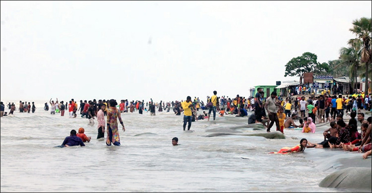 পর্যটকে মুখর কুয়াকাটা সৈকত, ৪০ ভাগ ছাড়ে রুম বুকিং